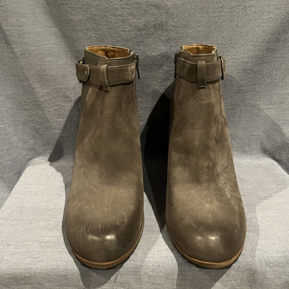 Susina Keely Lea Grey Leather Wedge Ankle Bootie with Decorative Hardware Sz 7